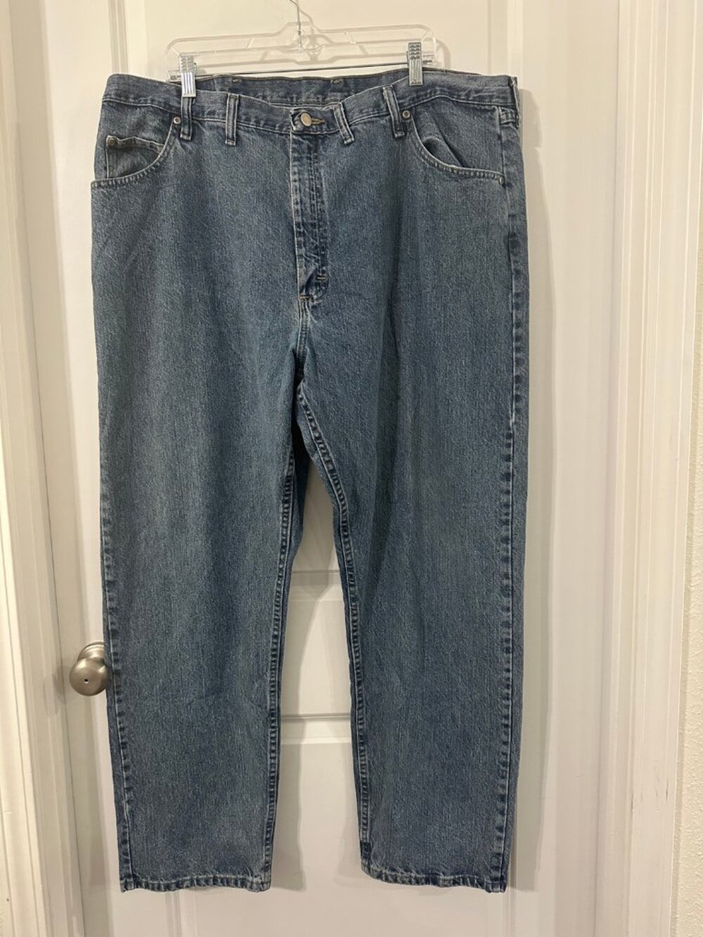 Wrangler Jeans Mens 44x32 Relaxed Fit Medium Wash Denim Work Jeans